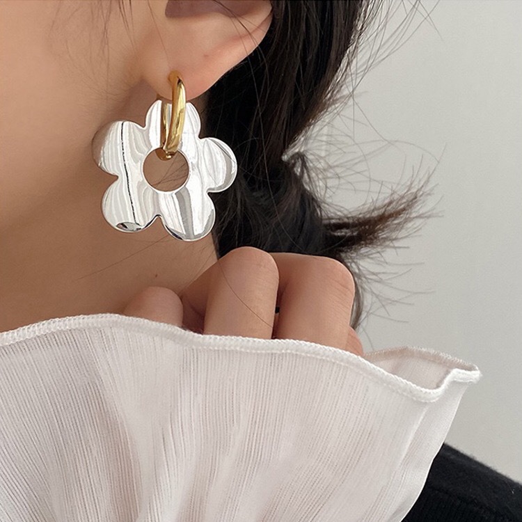 Atmospheric Mirror Flower Earrings Female Simple Retro Silver Needle Earrings