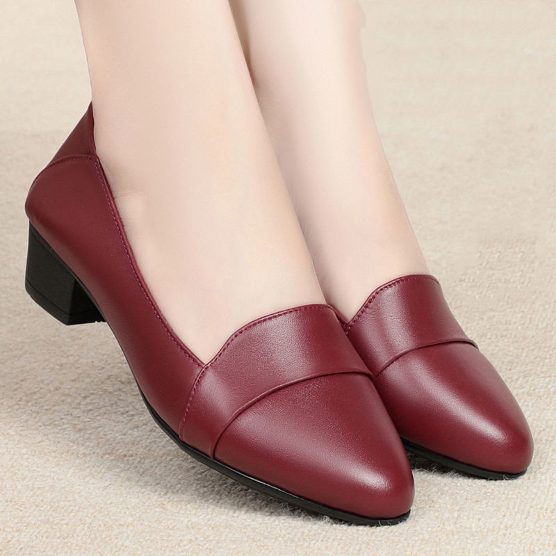 Middle-aged Lady's Soft Soles And Low Single Shoes