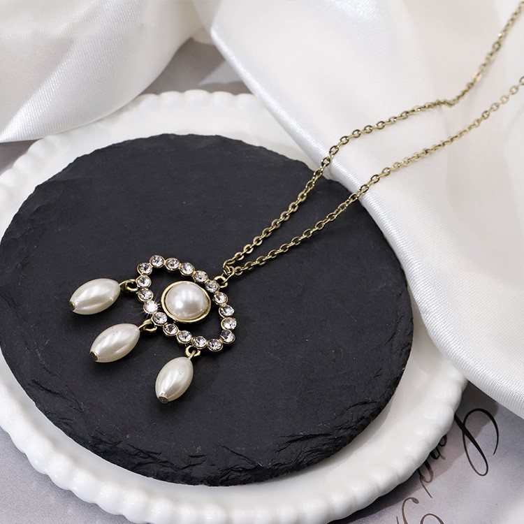 European And American Fashion Diamond And Pearl Pendant Alloy Necklace