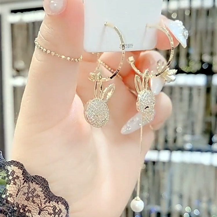 Asymmetric rabbit Earrings women''s fashion high level design personality Diamond Earrings sweet small cute earrings earrings