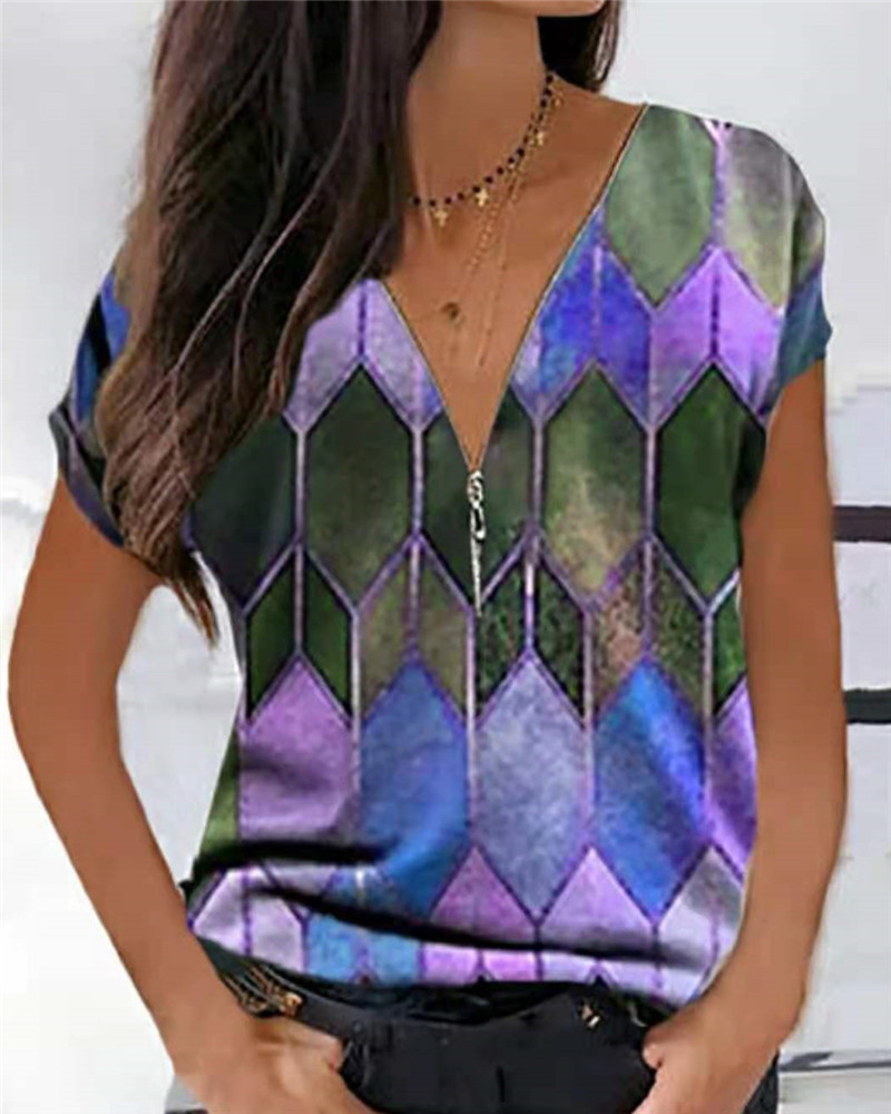 قميص تيشيرت كاجوال برقبة V وأكمام قصيرة بطباعة رقمية عصرية