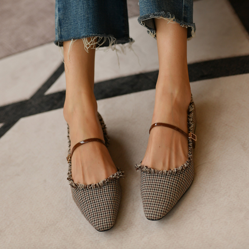 Title 6, Low-heeled pointed toe shoes