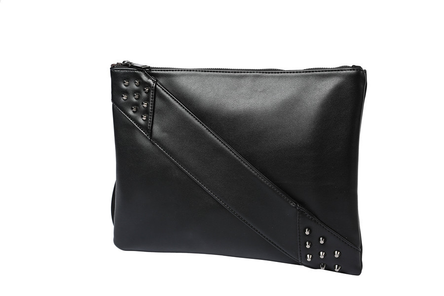 Title 2, Clutch con borchie alla moda, perfetta per fest...