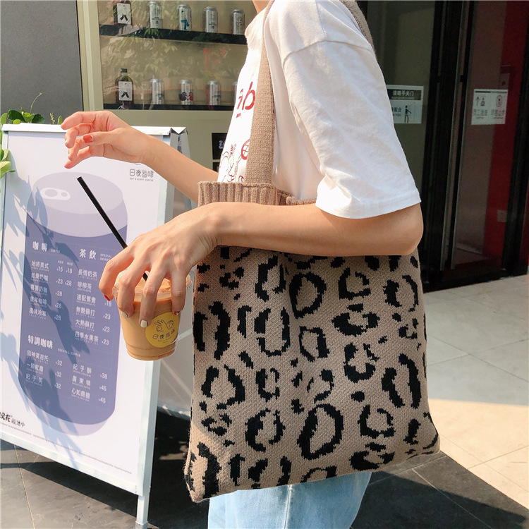 Title 16, Knitted shopping bag leopard weave