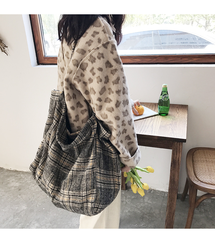 Title 3, Wool check shoulder bag