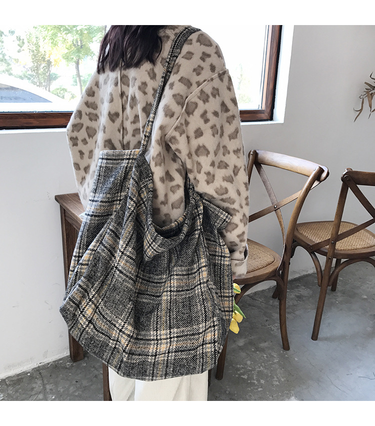 Title 4, Wool check shoulder bag