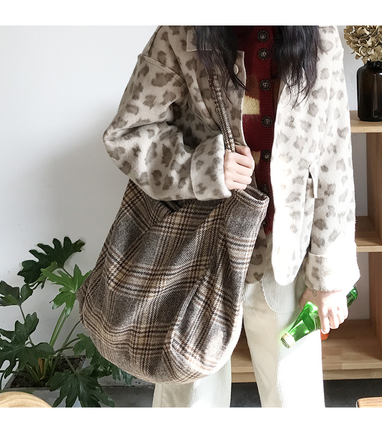 Title 25, Wool check shoulder bag