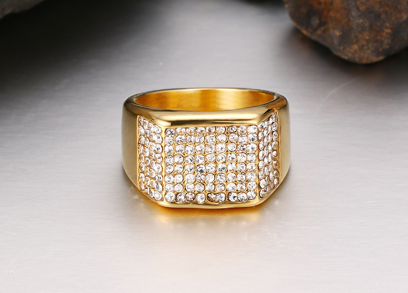 Title 3, Anillo de hombre de diamantes y acero de titanio