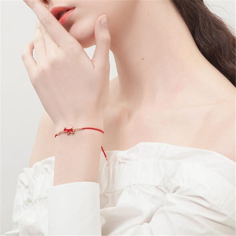 Title 4, Bracciale a corda rossa