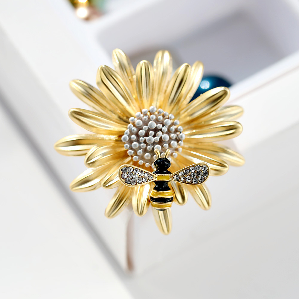 Title 5, Bee daisy brooch