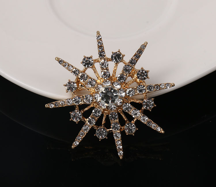 Title 34, Brooch with diamond and eight-pointed star brooch