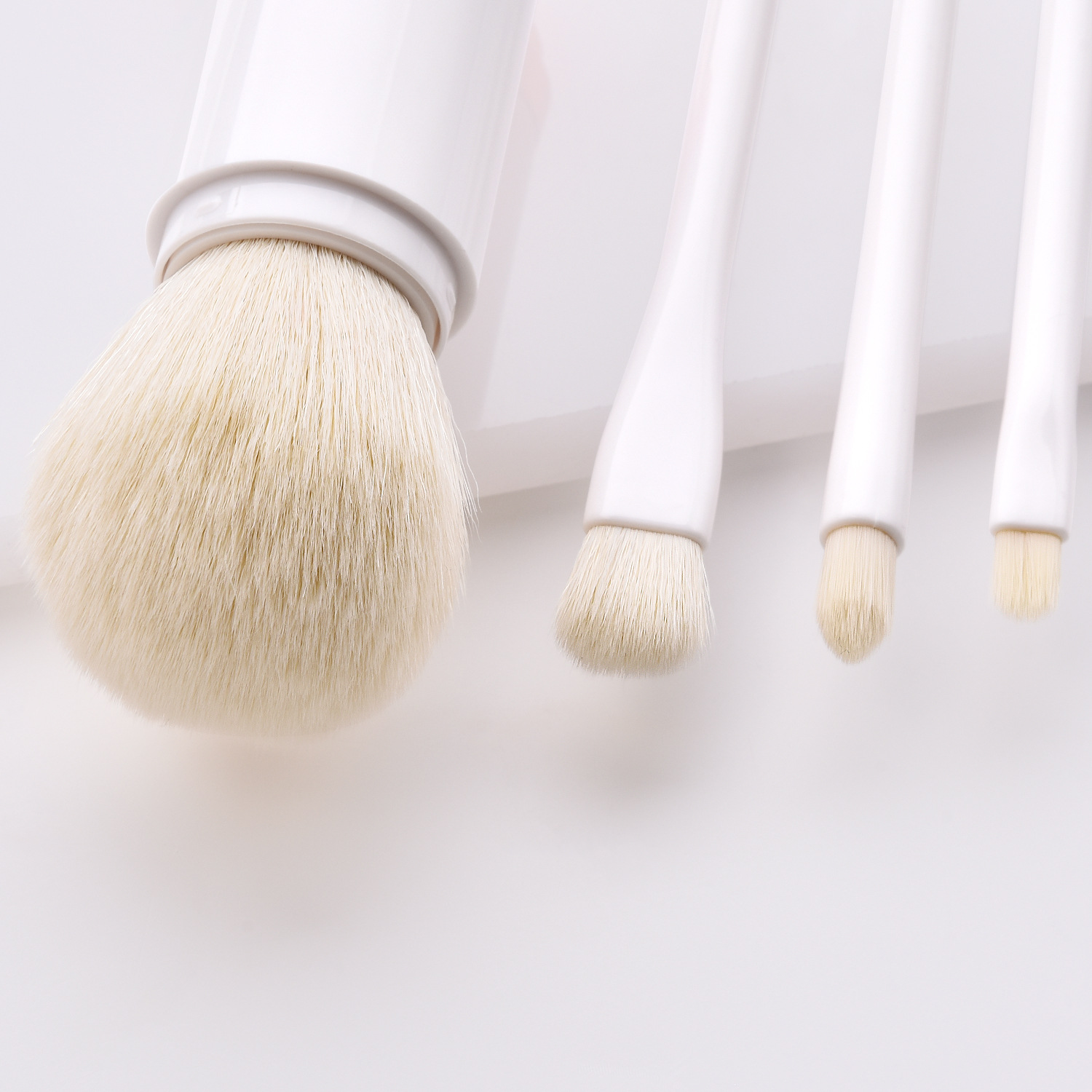 Title 9, Retractable double head makeup brush for flawle...