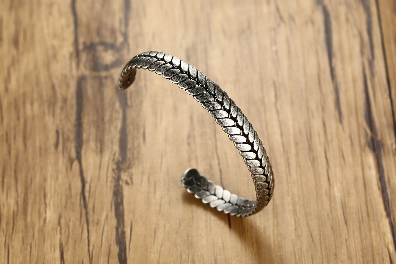 Title 3, Wheat ear bracelet