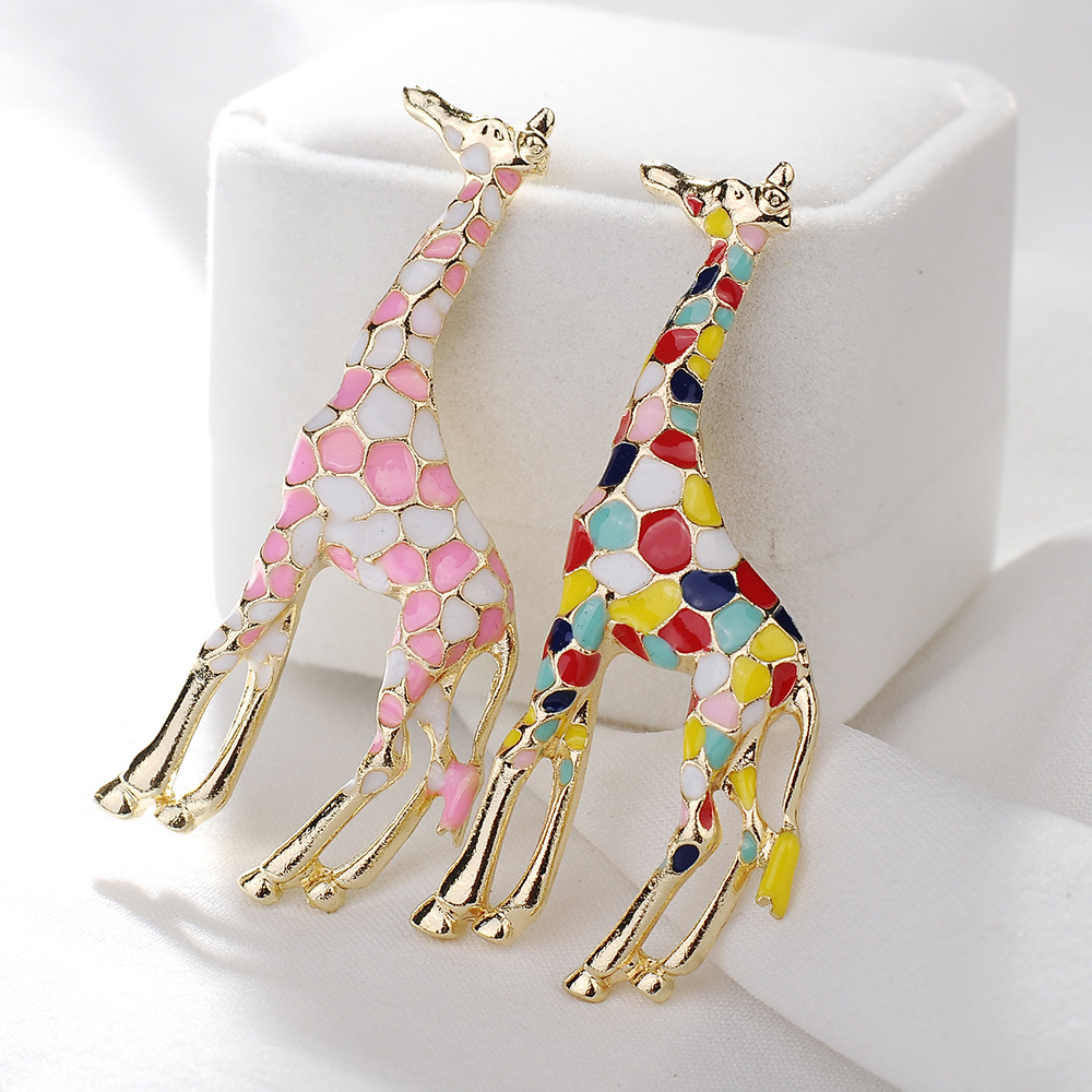 Title 3, Giraffe brooch pin