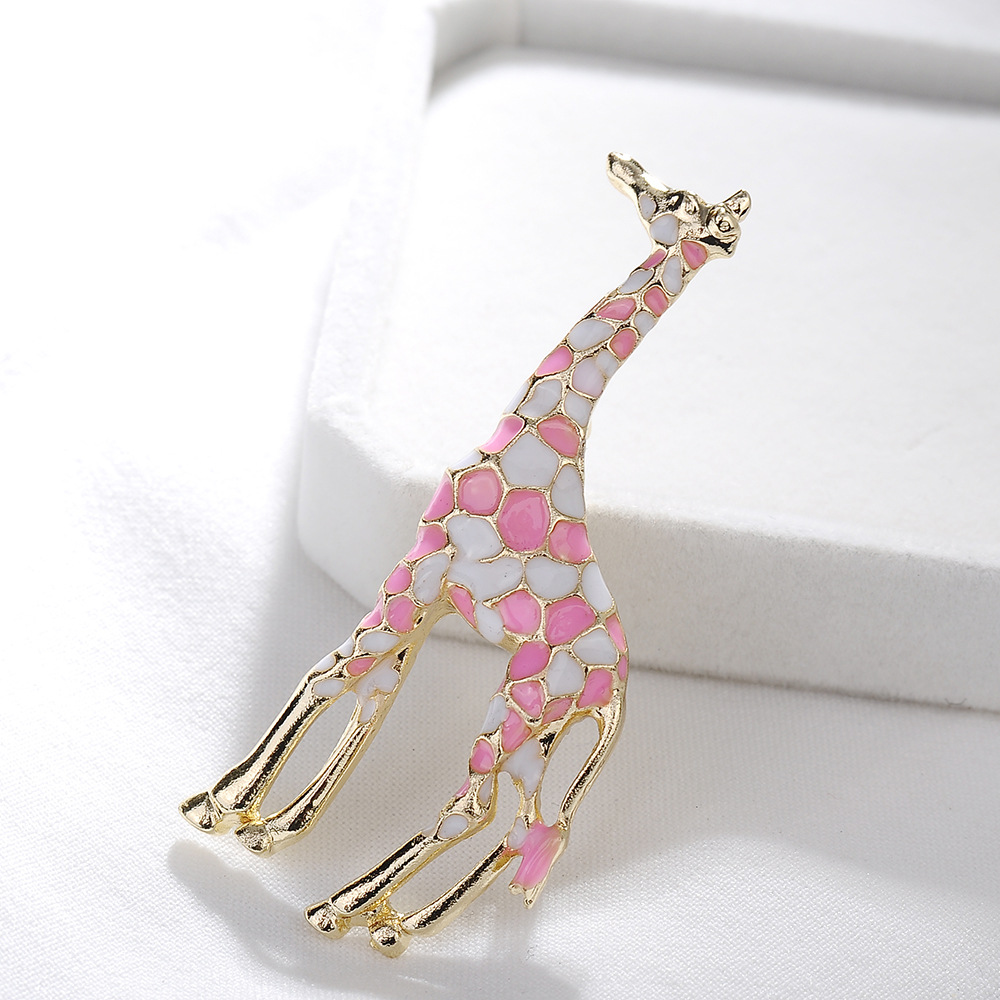 Title 5, Giraffe brooch pin