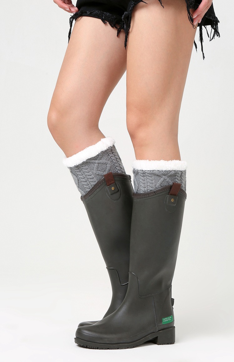 Title 6, Knitted thick knee pads