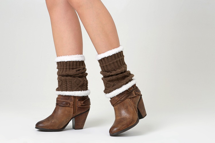 Title 7, Knitted thick knee pads