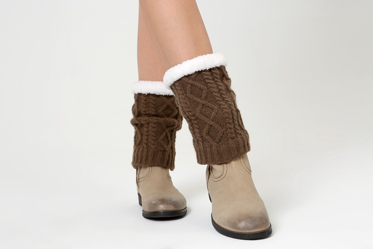 Title 10, Knitted thick knee pads