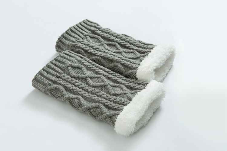 Title 11, Knitted thick knee pads