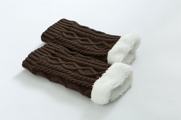 Title 14, Knitted thick knee pads