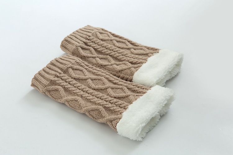 Title 15, Knitted thick knee pads