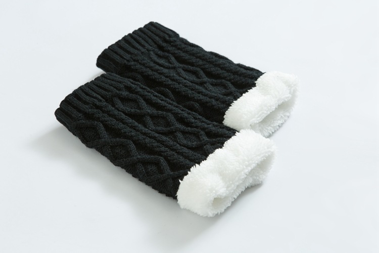 Title 16, Knitted thick knee pads