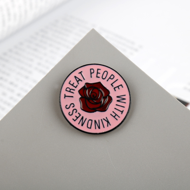 Title 2, Pull col broche roses