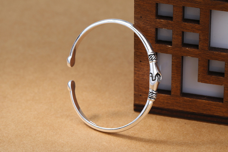 Title 4, Shake hands frendship bracelet