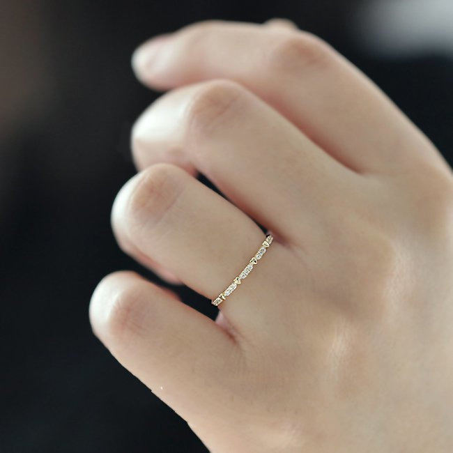 Title 6, Simple Love Row Diamanten Ring voor een tijdloo...