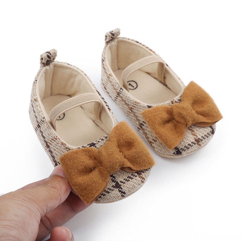 Title 8, Schattige Europese en Amerikaanse babyschoenen....