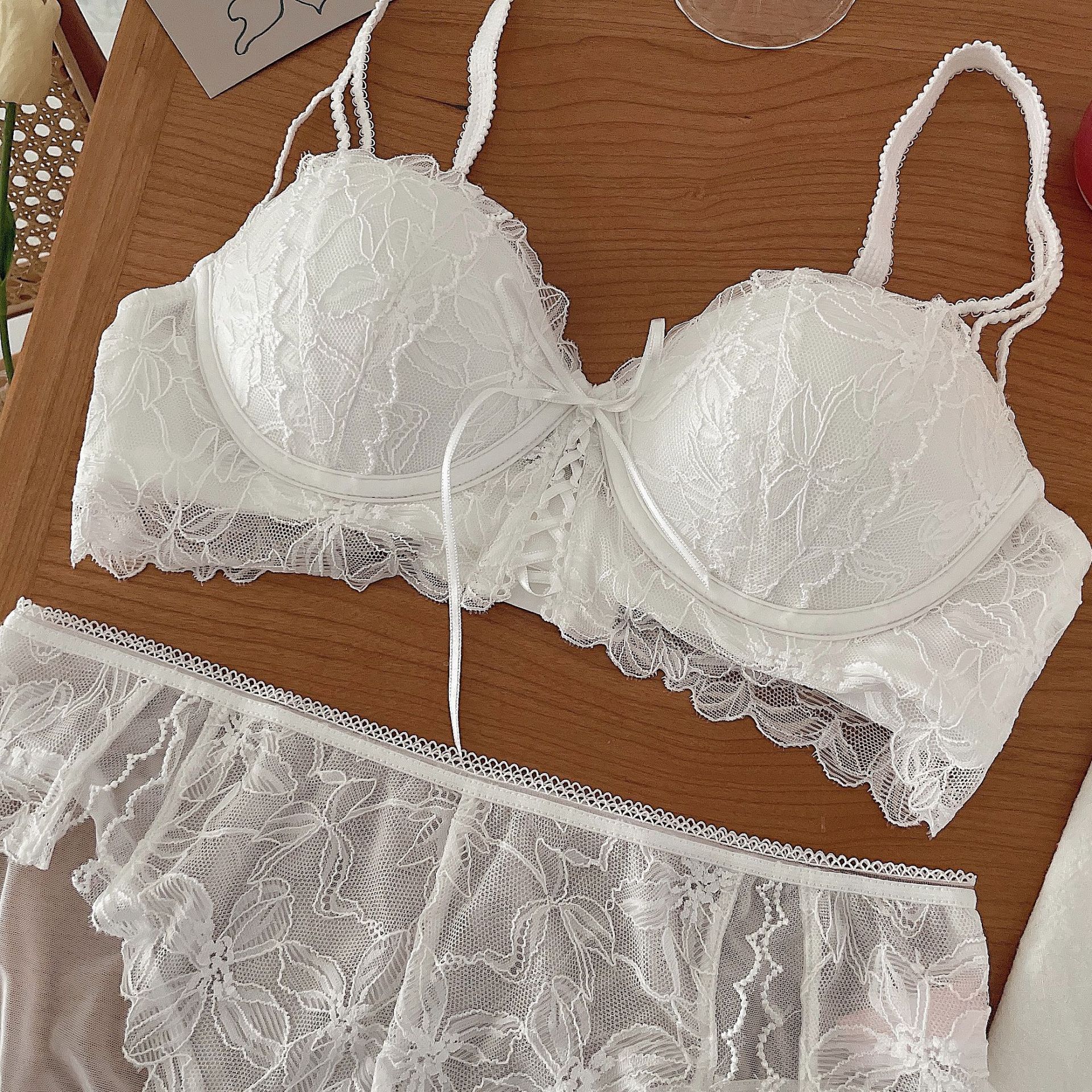 Title 2, French Lace Lace Bra Gathers Strapless Underwear