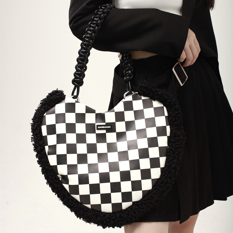 Title 8, Bolsa mensageiro Checkerboard Love feminina com...