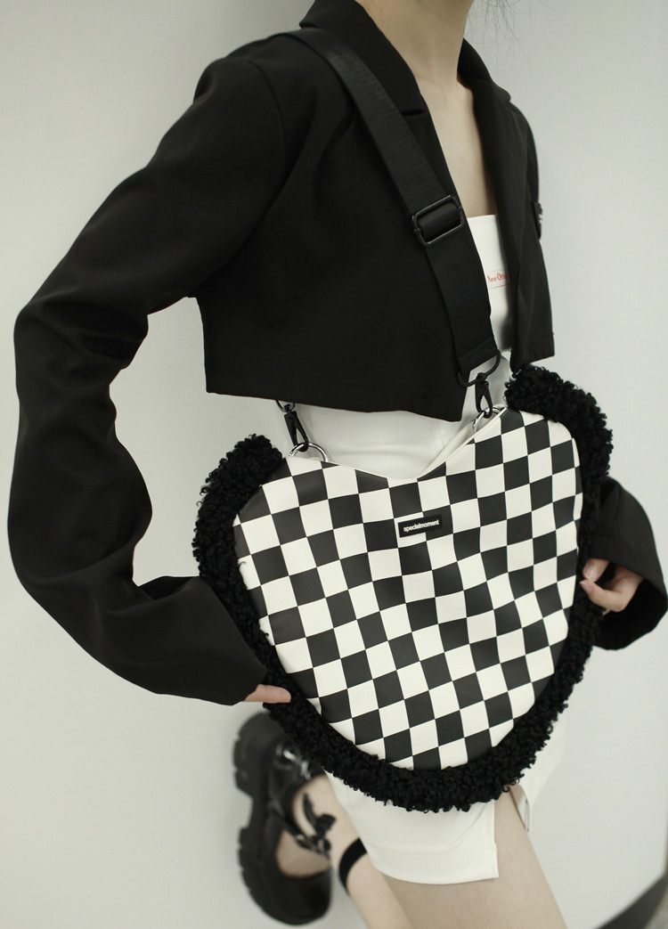 Title 15, Bolsa mensageiro Checkerboard Love feminina com...