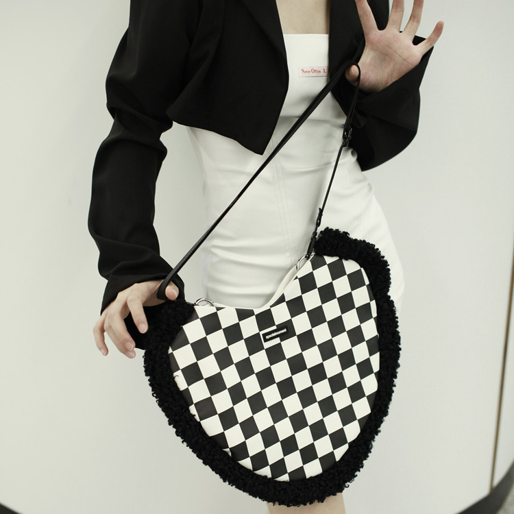 Title 16, Bolsa mensageiro Checkerboard Love feminina com...