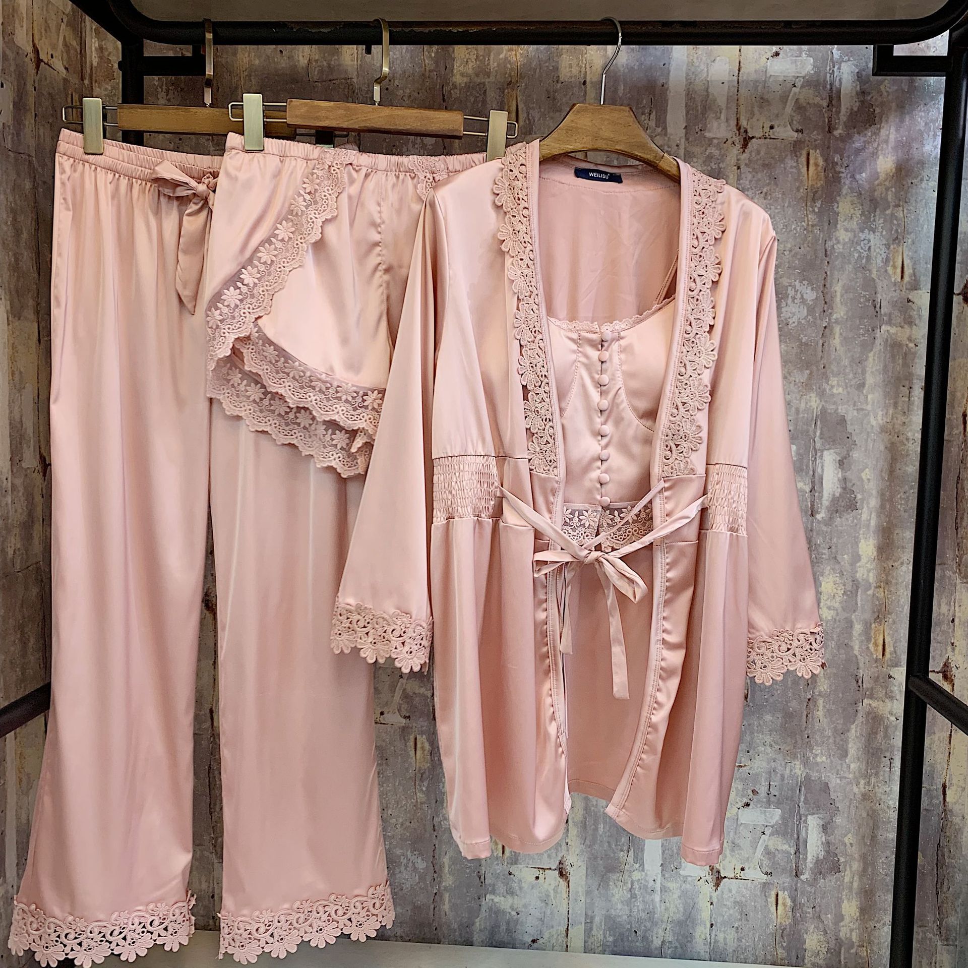 Title 7, Lace four-piece silk sexy pajamas