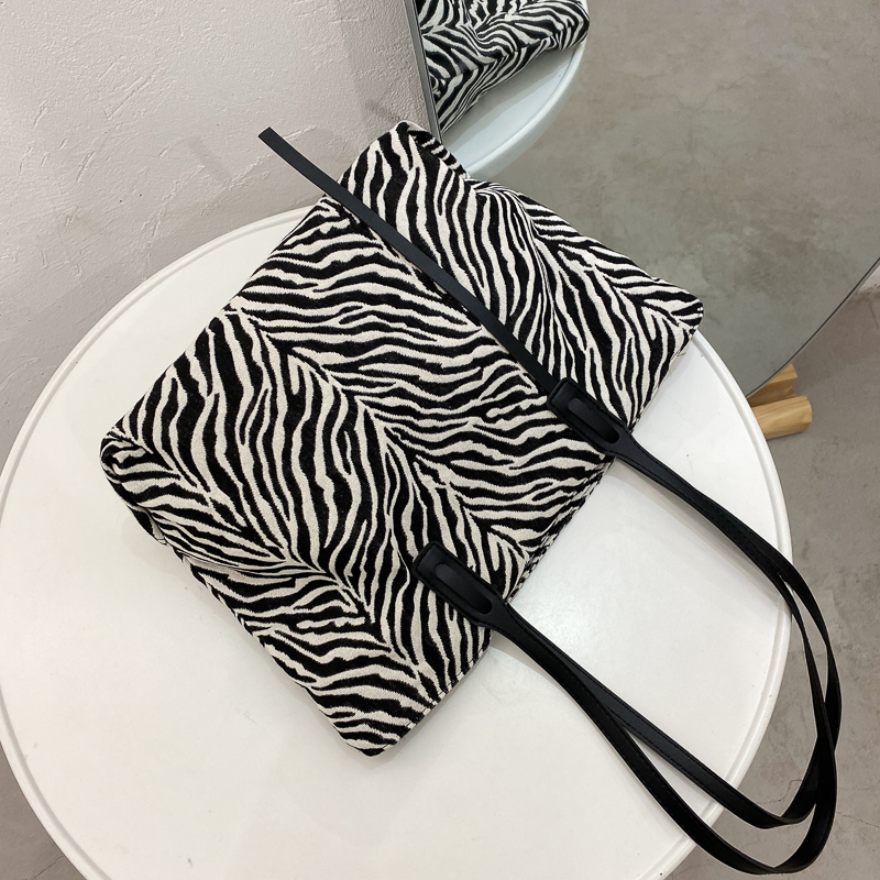 Title 4, Web celebrity zebra print tote bag