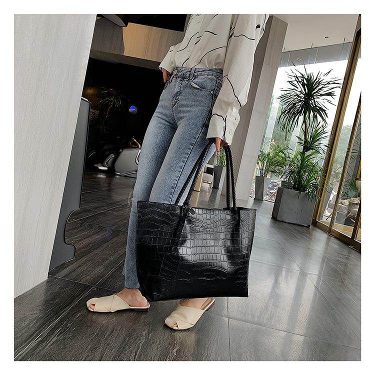 Title 7, Simple large-capacity handbag perfect for every...