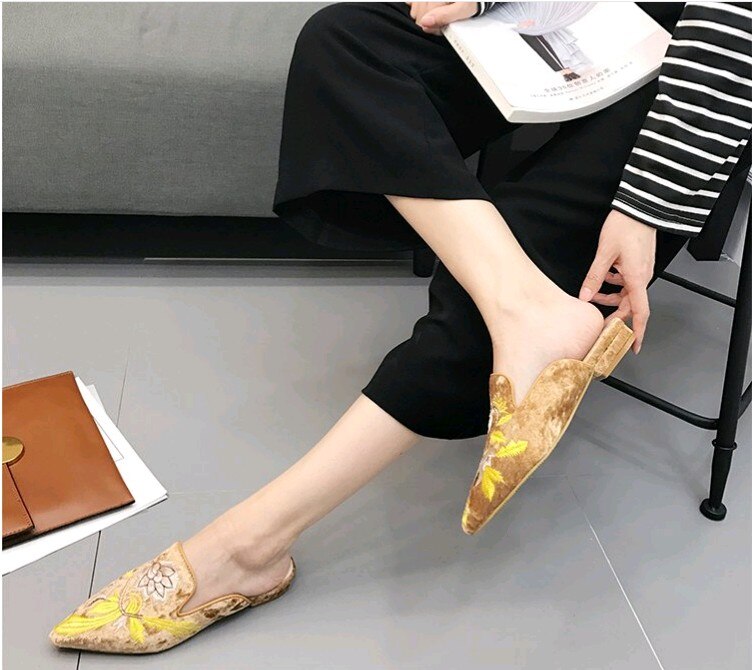 Title 4, Fashion pointed flat sandals and slippers, the ...