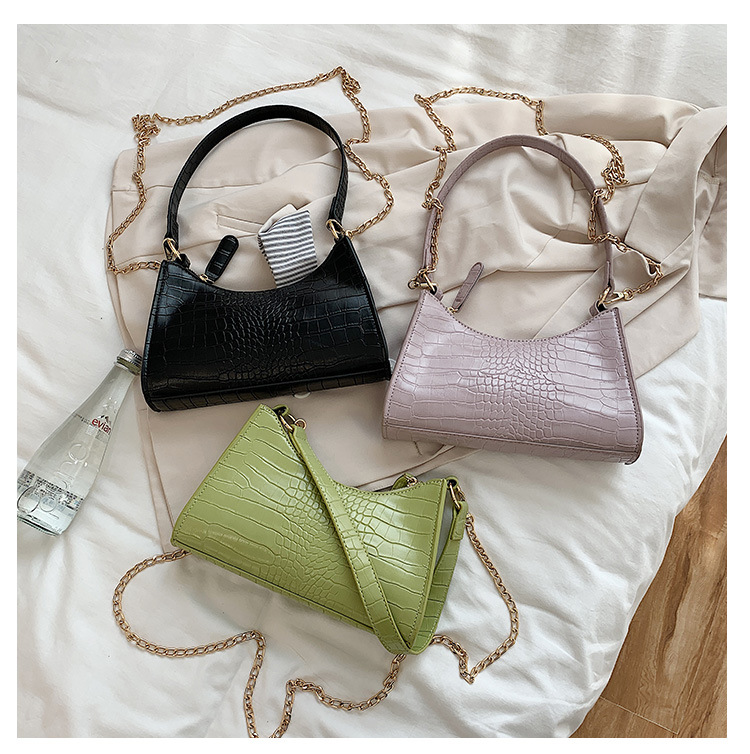 Title 22, Stilvolle Crossbody-Tasche für Damen. Bietet pr...