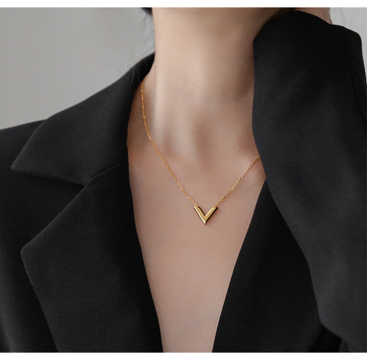 Title 5, Retro persoonlijkheid letter ketting clavicle k...