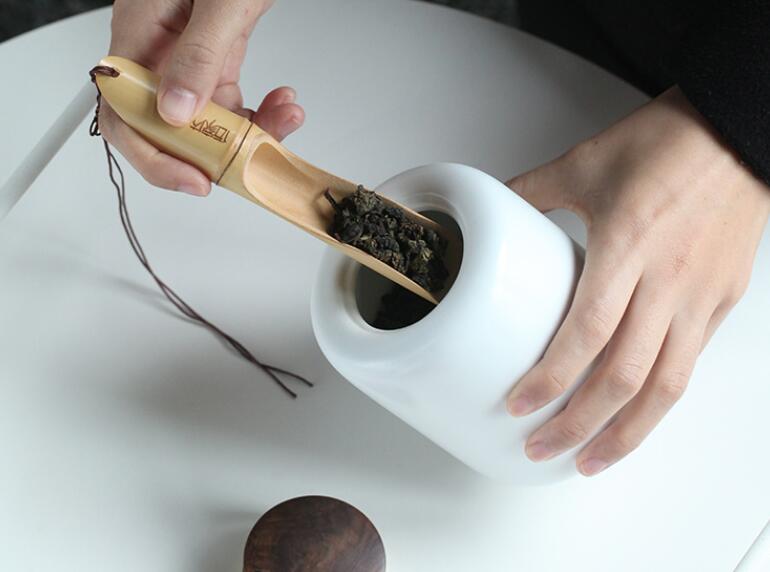 Title 7, Cuchara de té de bambú carbonizado estilo japonés.