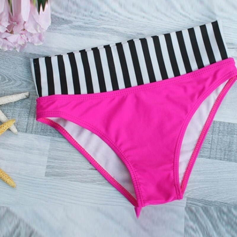 Title 3, Schattige en sexy polka dot bikini met split. H...