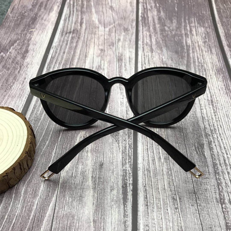 Title 9, Fashionable plastic sunglasses