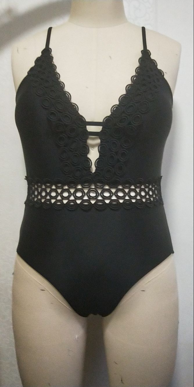 Title 11, Maillot de bain en dentelle unie