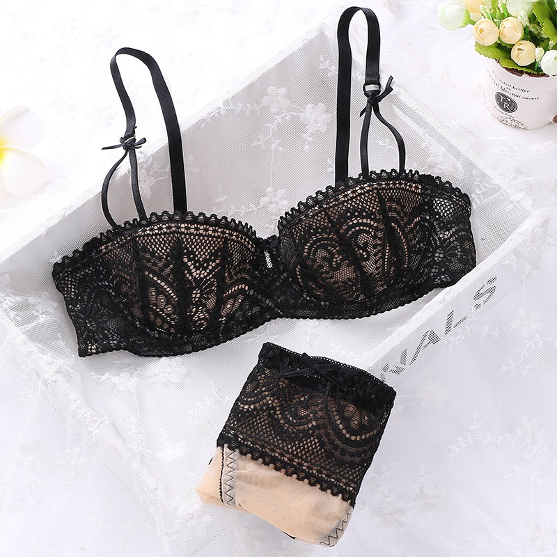 Title 6, Ensemble lingerie en dentelle