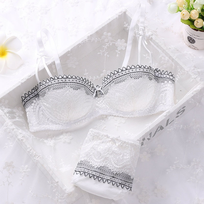 Title 8, Ensemble lingerie en dentelle