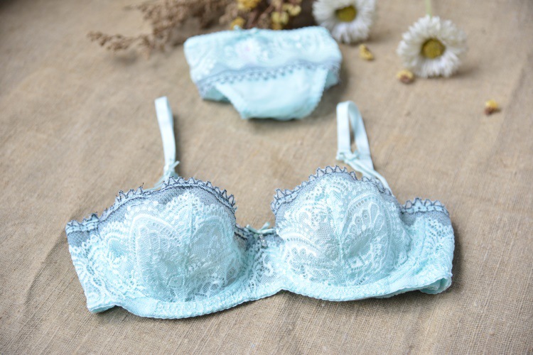 Title 11, Ensemble lingerie en dentelle