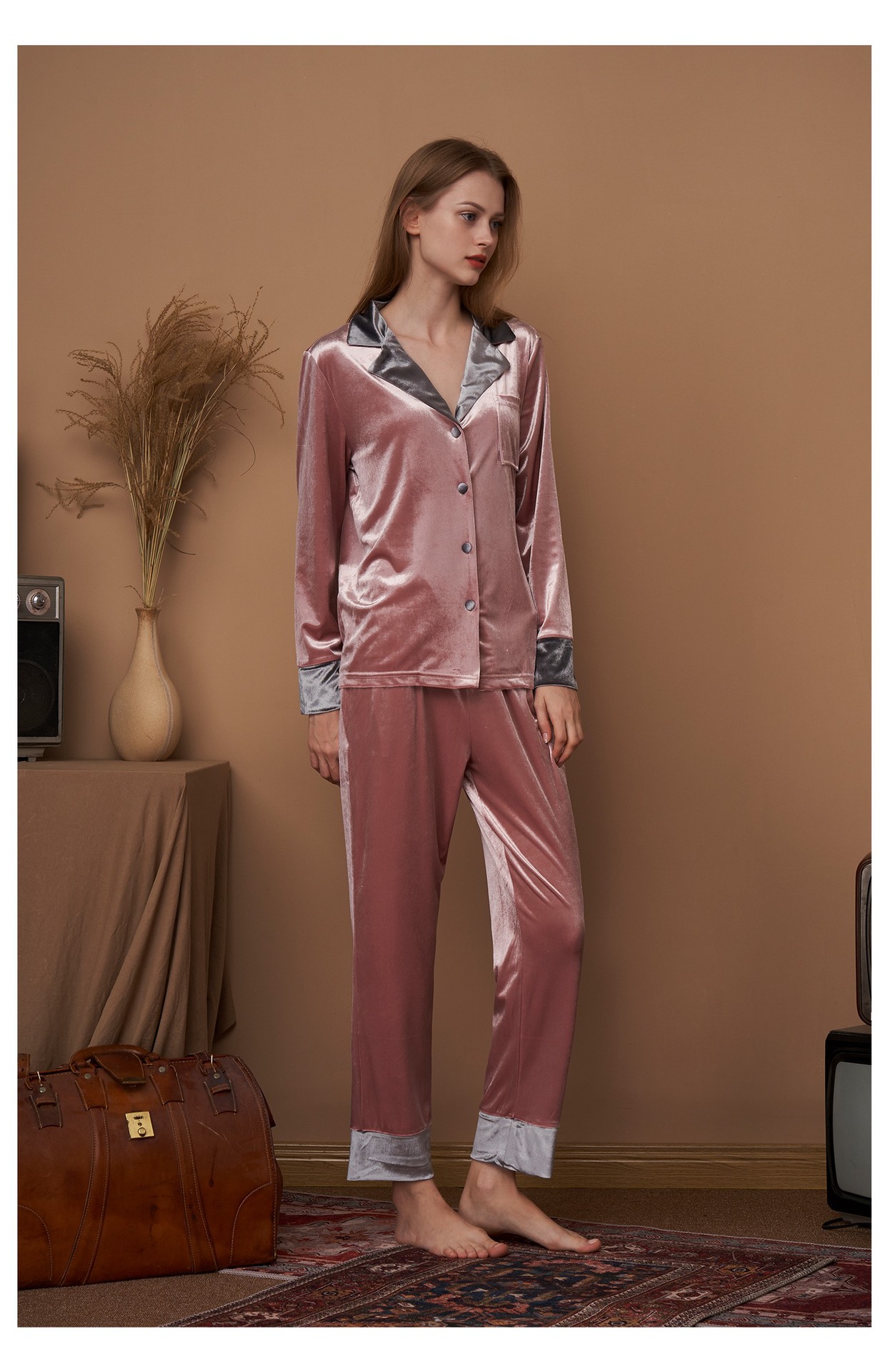 Title 1, Gold velvet ladies pajamas