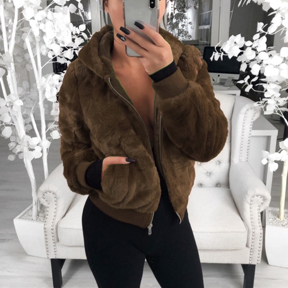 Title 3, Ladies fur coat – luxurious warmth and style. E...