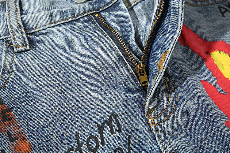 Title 10, Jeans strappati con graffiti, per un look urban...